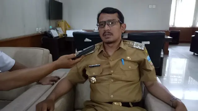Wakil Bupati Garut Helmi Budiman di ruang kerjanya