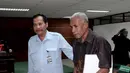 Bupati Biak Numfor, Yesaya Sombuk terlihat tak bersemangat usai menjalani sidang yang berisi tuntutan jaksa, Pengadilan Tipikor, Jakarta, Senin (29/9/2014) (Liputan6.com/Miftahul Hayat)