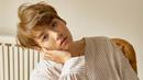 Jungkook BTS mendapat julukan sebagai golden maknae, pasalnya ia punya suara merdu dan jago ngedance. Cowok ganteng ini mulai kariernya di dunia hiburan sejak umur 15 tahun. (Foto: soompi.com)