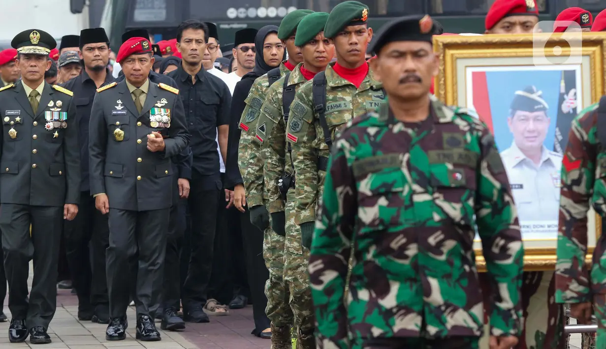 Bertindak sebagai Inspektur Upacara pada pemakaman mantan Kepala Badan Nasional Penanggulangan Bencana (BNPB) Letjen TNI (Purn) Doni Monardo adalah Panglima TNI Jenderal Agus Subiyanto. (Liputan6.com/Herman Zakharia)