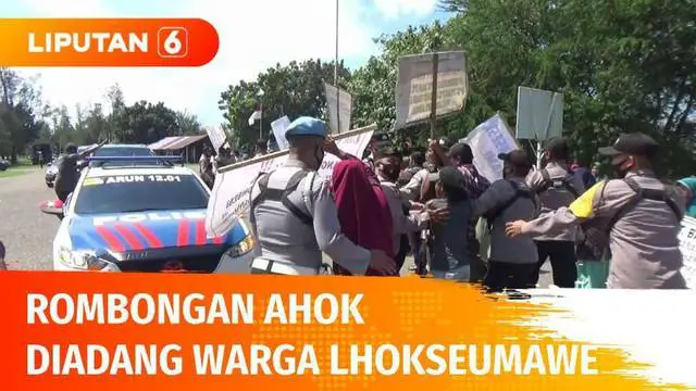 Puluhan warga di Lhokseumawe saling dorong dengan polisi saat mengadang rombongan Komisaris Utama PT Pertamina, Basuki Tjahaja Purnama atau Ahok. Mereka minta Ahok membantu dalam menyelesaikan permasalahan sengketa lahan dengan Pertamina.