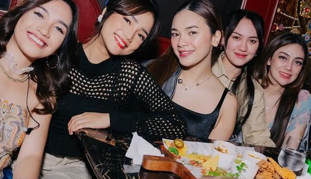 Melengkapi penampilan, Fuji mengenakan anting-anting model mininya. Dengan gaya rambut kuncir belakang poni samping.  [@fuji_an]