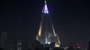 Pertunjukan cahaya menampilkan bendera Korea Utara di atas hotel Ryugyong di kota Pyongyang, Korea Utara (9/4). (AFP Photo/Ed Jones)