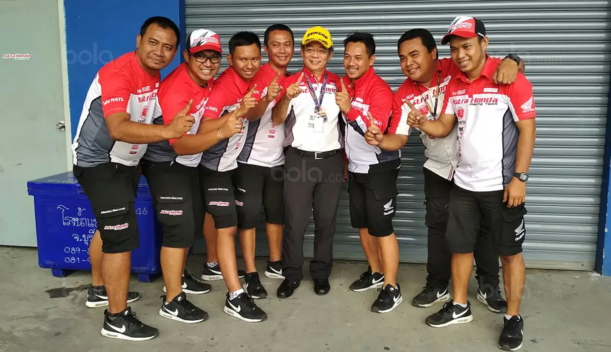 Tim Astra Honda Racing Team merayakan keberhasilan Gerry Salim di ARRC 2017 di Sirkuit Buriram, Thailand, Sabtu (2/12/2017). Gerry Salim menjadi rider Indonesia pertama yang menjuarai ARRC kelas Asia Production 250. (Bola.com/Muhammad Wirawan)