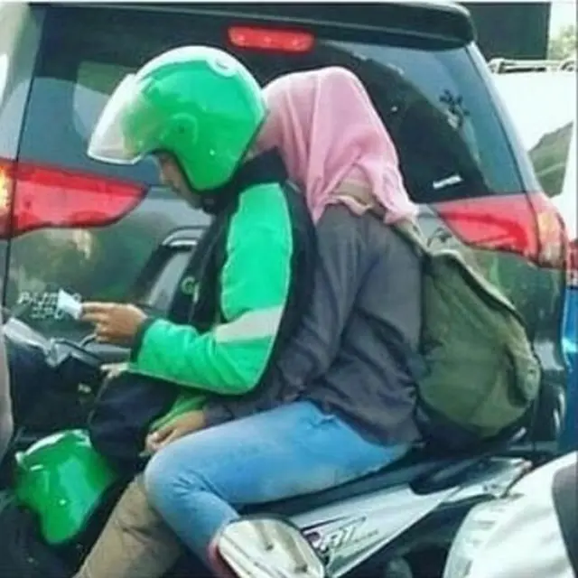6 Potret Penumpang Ojek Online Peluk Driver karena Ketiduran Ini Bikin Tepuk Jidat