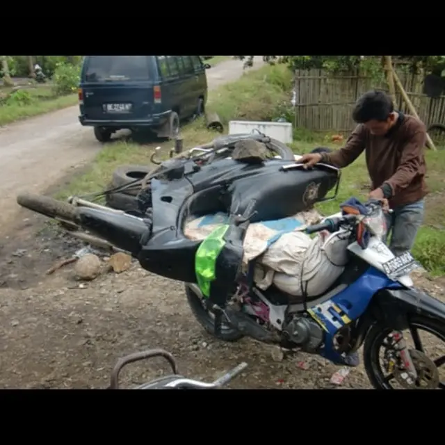 6 Potret Nyeleneh Orang Angkut Kendaraan Ini Bikin Geleng Kepala