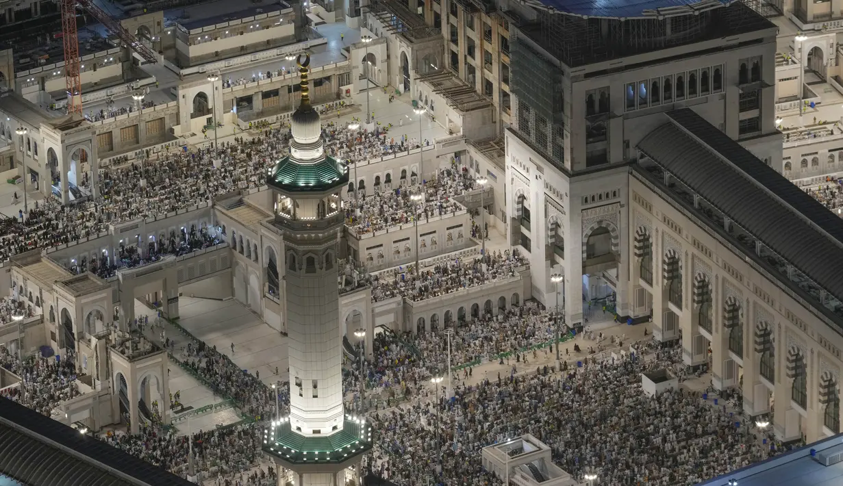 Otoritas Masjidil Haram memberlakukan pengetatan pengaturan untuk mengelola jumlah jemaah yang semakin meningkat setiap harinya. (AP Photo/Rafiq Maqbool)