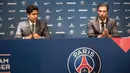 CEO Paris Saint-Germain (PSG), Nasser Al-Khelaifi, bersama Gianluigi Buffon, memberikan keterangan saat diperkenalkan di Parc des Princes, Senin (9/7/2018). PSG resmi perkenalkan Gianluigi Buffon sebagai rekrutan baru. (AP/Jean-Francois Badias)