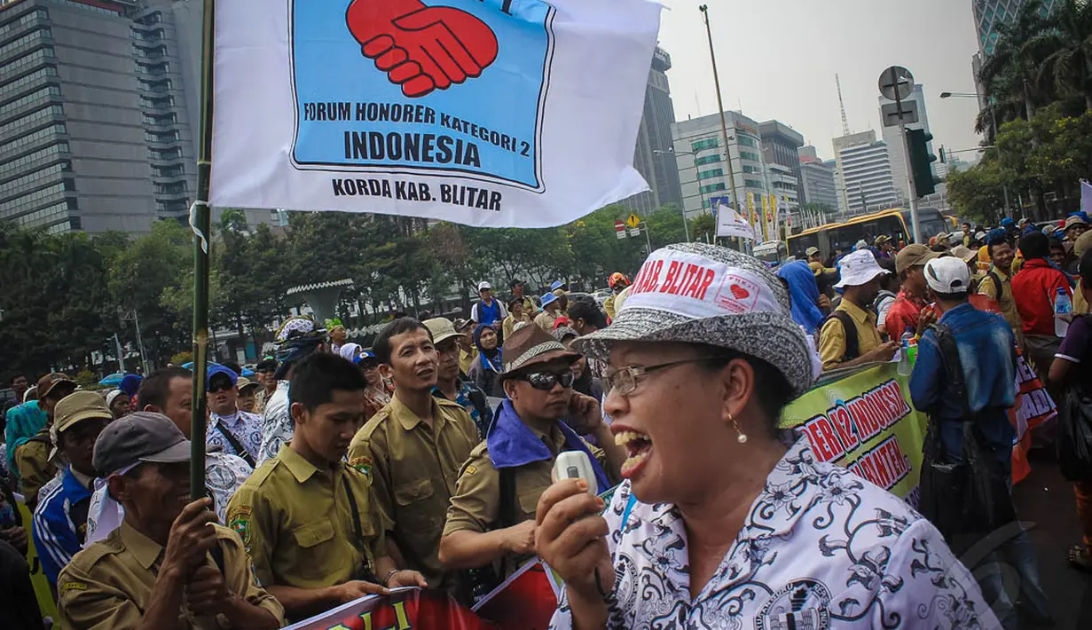 Massa yang tergabung dalam Forum Honorer Kategori 2 (FHK2) itu menuntut status honorer untuk segera diangkat menjadi status PNS, Jakarta, (15/10/14). (Liputan6.com/Faizal Fanani)