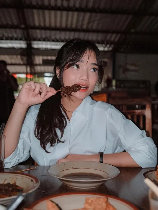 Fuji juga tampak menambahkan detail sunglasses dan menenteng tas berwarna hitam berbentuk unik. Beberapa netizen memuji gaya Fuji yang apa adanya, tapi selalu bisa membuatnya tampil cantik. [Foto: Instagram/fuji_an]