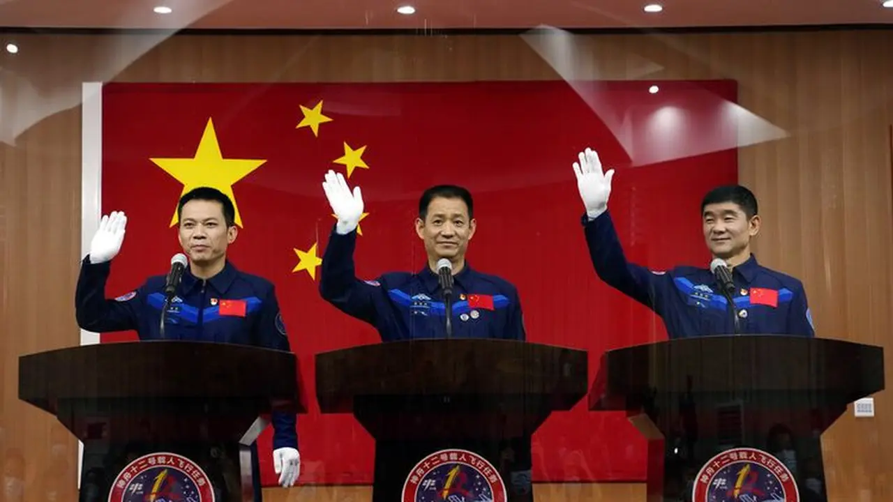 Nie Haisheng (56) Liu Boming (54) dan Tang Hongbo (45) akan menjadi astronot China pertama yang mendarat di tahap awal stasiun ruang angkasa, yang disebut Tiangong atau Istana Surgawi (AP)