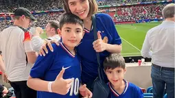 Tim yang di dukungnya berhasil menang 1-0, momen ini tenu sangat membahagiakan. Ketika mendukung salah satu tim dan berhasil menang, bisa menjadi kepuasan tersendiri bagi para suporternya. Momen ini pun banyak diabadikan oleh Carissa Puteri di media sosial Instagramnya. (Liputan6.com/IG/@carissa_puteri)