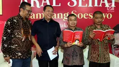 Ketua DPR RI Bambang Soesatyo (dua kiri) saat meluncurkan bukunya yang berjudul 'Akal Sehat' bersama Staf Khusus Dewan Pengarah BPIP Romo Benny Susetyo (kanan) dan cendekiawan muda Yudi Latief (dua kanan) di Posko Bamsoet, Menteng, Jakarta, Rabu (28/8/2019). (Liputan6.com/JohanTallo)
