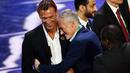 Pelatih Prancis, Didier Deschamps, memeluk pelatih Maroko, Herve Renard, saat menghadiri Drawing Piala Dunia 2018 di Kremlin Palace, Jumat (1/12/2017). Acara tersebut dihadiri legenda sepak bola dunia. (AFP/Mladen Antonov)