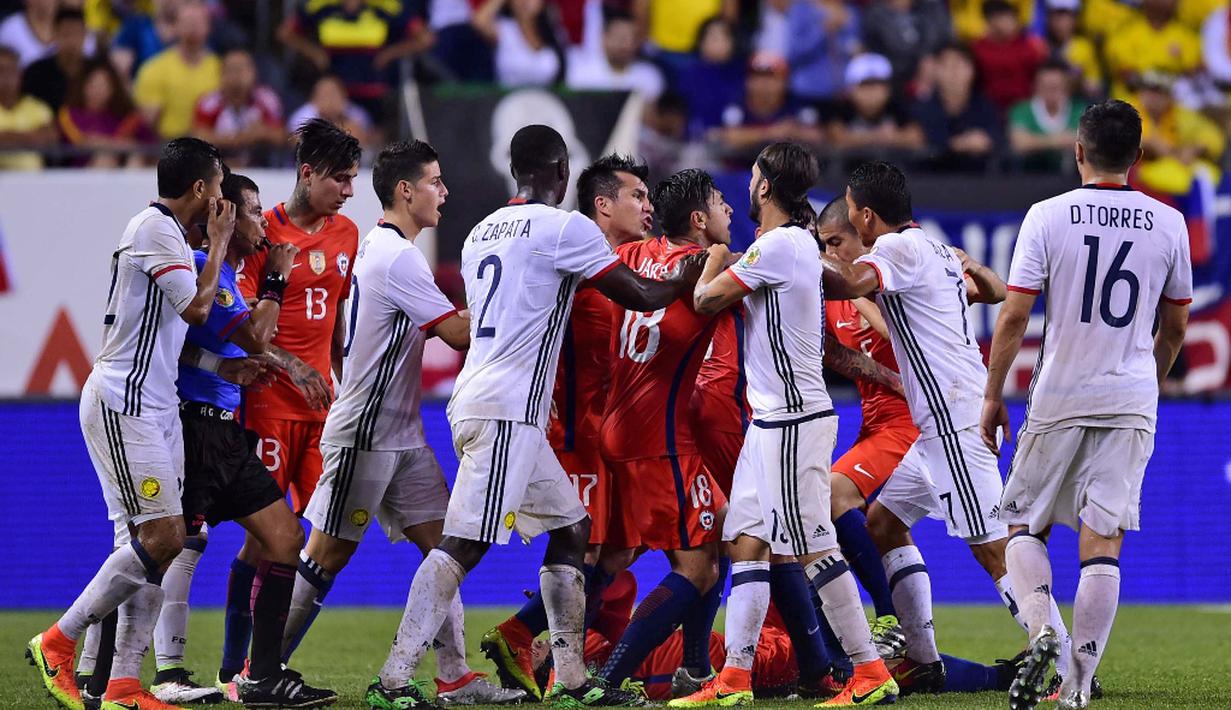 Pemain Cile bersitegang dengan pemain Kolombia pada laga semifinal Copa America Centenario 2016 di Stadion Soldier Field, Chicago, AS, Kamis (23/6/2016) pagi WIB. (AFP/Alfredo Estrella)