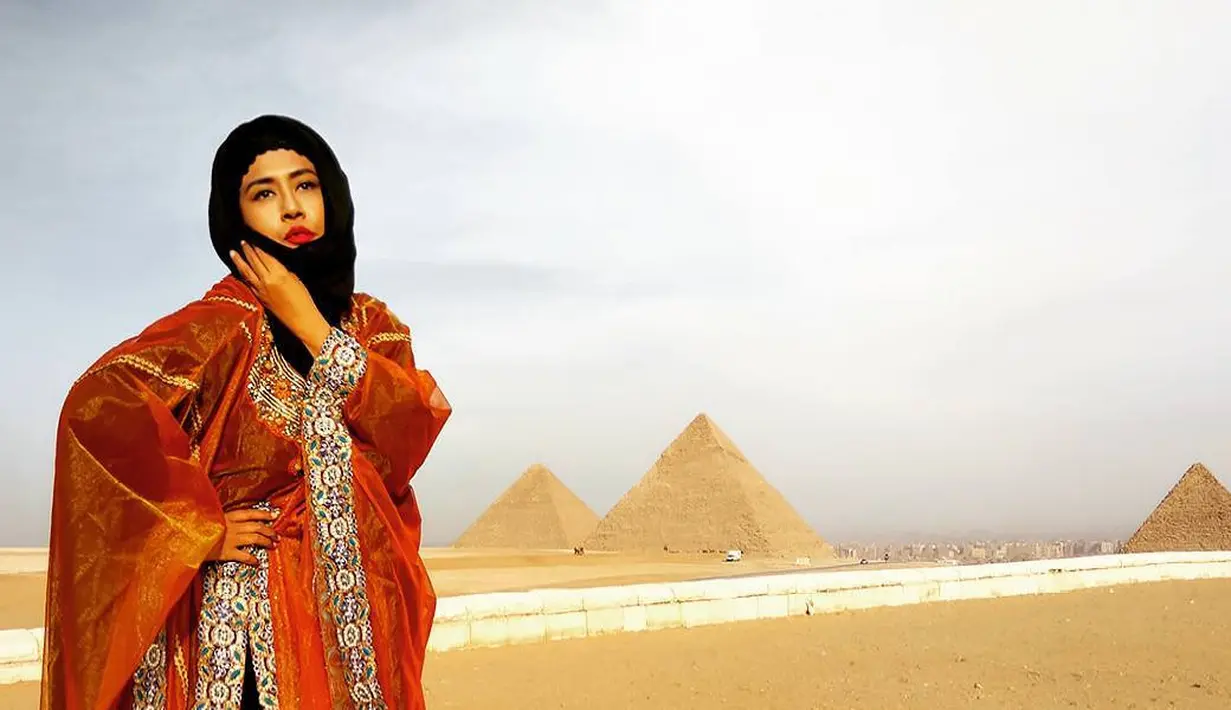 "Ke IGD hari kamis malam jumat sampai sana (RSCM) dirontgen ternyata setengah paru dia udah kelelep. Akhirnya ambil tindakan sama dokter gimana caranya dia nggak sesak disedot dari belakang daerah paru kirinya pokoknya," paparnya. (Instagram/riairawan)