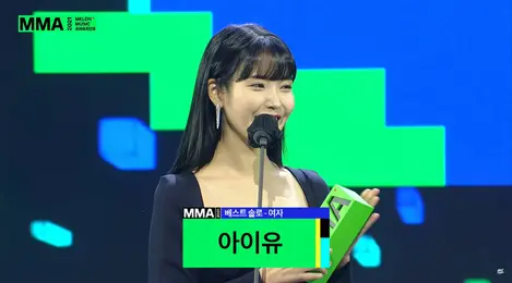 PIdato IU saat mendapatkan kemenangan di Melon Music Awards 2021