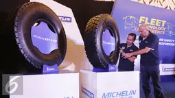 Commercial Director Ban Truk dan Bus PT Michelin Indonesia, Sylvain Selves (kanan) dan Marketing Director PT Michelin Indonesia, Putu Yudha saat memperkenalkan Michelin XZY 3HD dan Michelin XDY 3HD Jakarta, Senin (16/5). (Liputan6.com/Angga Yuniar)