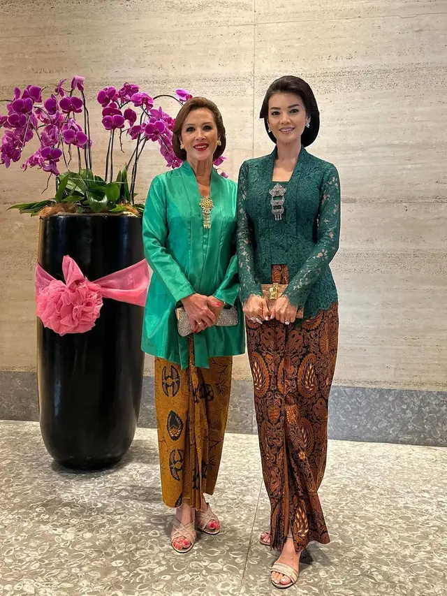 Farah Quinn dengan kebaya hijau (Instagram/farahquinnofficial)