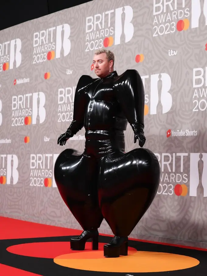 Gaya Nyentrik Sam Smith di Britz Awards, Curi Atensi Pakai Baju Balon