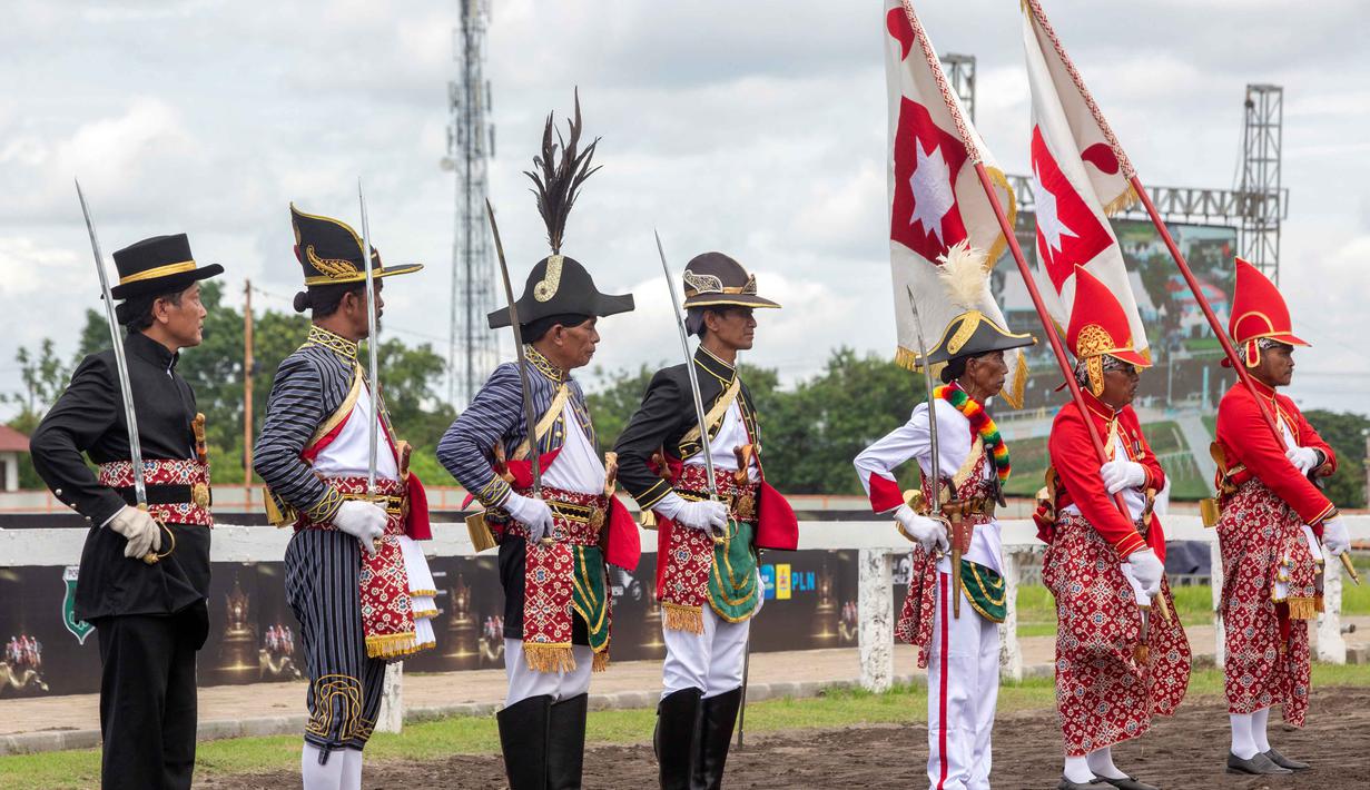 Gelaran balap kuda tahunan ini ditampilkan melalui arak-arakan bergada atau prajurit pembawa trofi raja pada upacara pembukaan IHR Piala Raja HB X 2025. Tampak dalam foto, anggota Bregada, pasukan pengawal upacara tradisional Istana Yogyakarta, tampil dalam upacara pembukaan Piala Raja Hamengku Buwono X 2025, kejuaraan balap kuda nasional tahunan yang memperebutkan trofi Sultan Hamengku Buwono X, di lintasan Sultan Agung, Bantul, Yogyakarta, pada Minggu 9 November 2025. (DEVI RAHMAN/AFP)