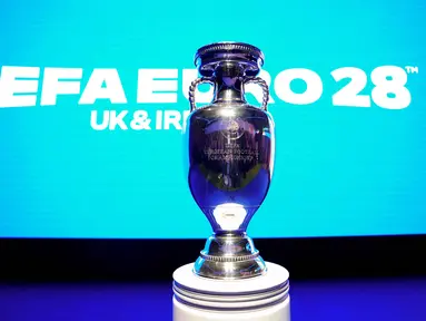 Trofi EURO atau Piala Henri Delaunay, ditampilkan sebelum acara peluncuran turnamen sepak bola UEFA EURO 2028 di Below The Lights, London Pusat, pada 12 November 2025. Piala Eropa (Euro) 2028 resmi diluncurkan. Cardiff akan menjadi tuan rumah pertandingan pembuka Euro 2028 pada 9 Juni 2028. (James Manning/POOL/AFP)