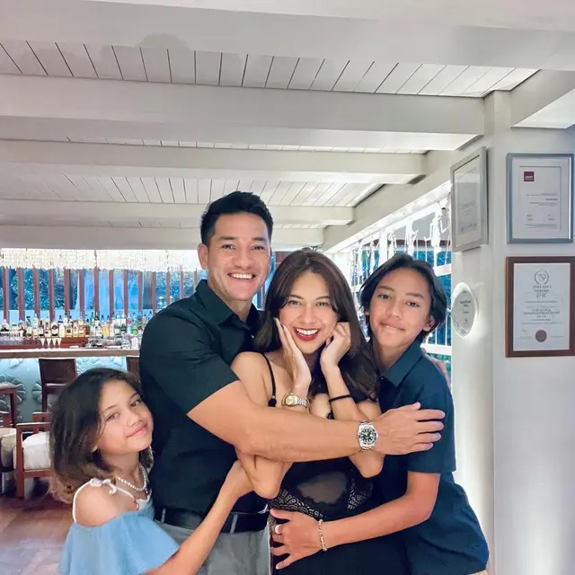 12 Tahun Tinggal di Bali, Ini 6 Potret Keluarga Kecil Nana Mirdad dan Andrew White
