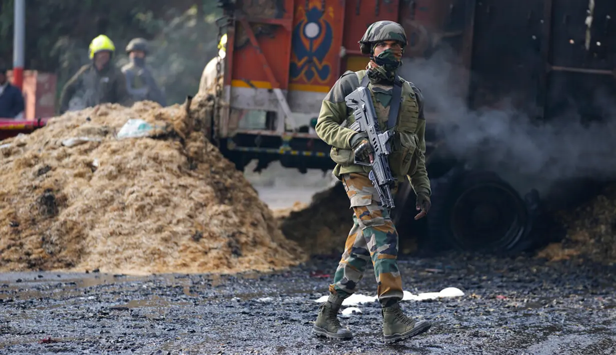 Seorang tentara India berjalan melewati lokasi baku tembak di Nagrota, Jammu-Srinagar, Kashmir yang dikuasai India, 28 Desember 2022. Kashmir terbagi antara India dan Pakistan dan keduanya mengklaim wilayah yang disengketakan secara keseluruhan. (AP Photo/Channi Anand)