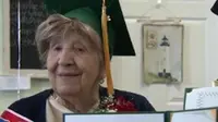 Clare Picciuto, telah berumur 100 tahun dari Massachusetts akhirnya lulus pendidikan setara SMA yang tertunda 80 tahhun. Foto : UPI.