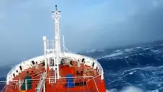 Berikut ini penampakkan topan badai besar di musim panas 2014 ini dan menggambarkan keganasan gelombang laut saat itu.
