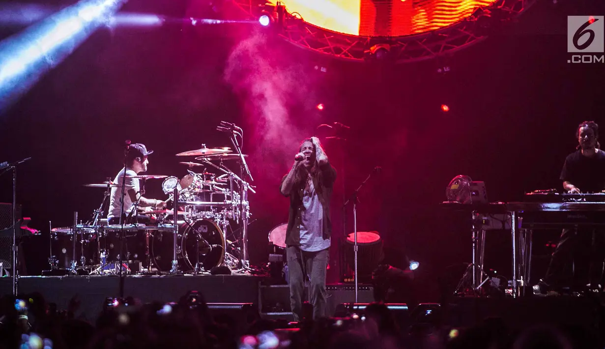 Aksi panggung band Incubus asal Amerika Serikat saat menggelar konser di Jakarta, Rabu (7/2). Konser musik ini bertajuk Incubus Live In Jakarta. (Liputan6.com/Faizal Fanani)
