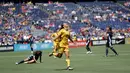 Pesepakbola wanita timnas Australia, Sam Kerr merayakan golnya ke gawang timnas Jepang pada turnamen sepakbola di Stadion Qualcomm, San Diego, California, 30 Juli 2017. (AP Photo/Gregory Bull)