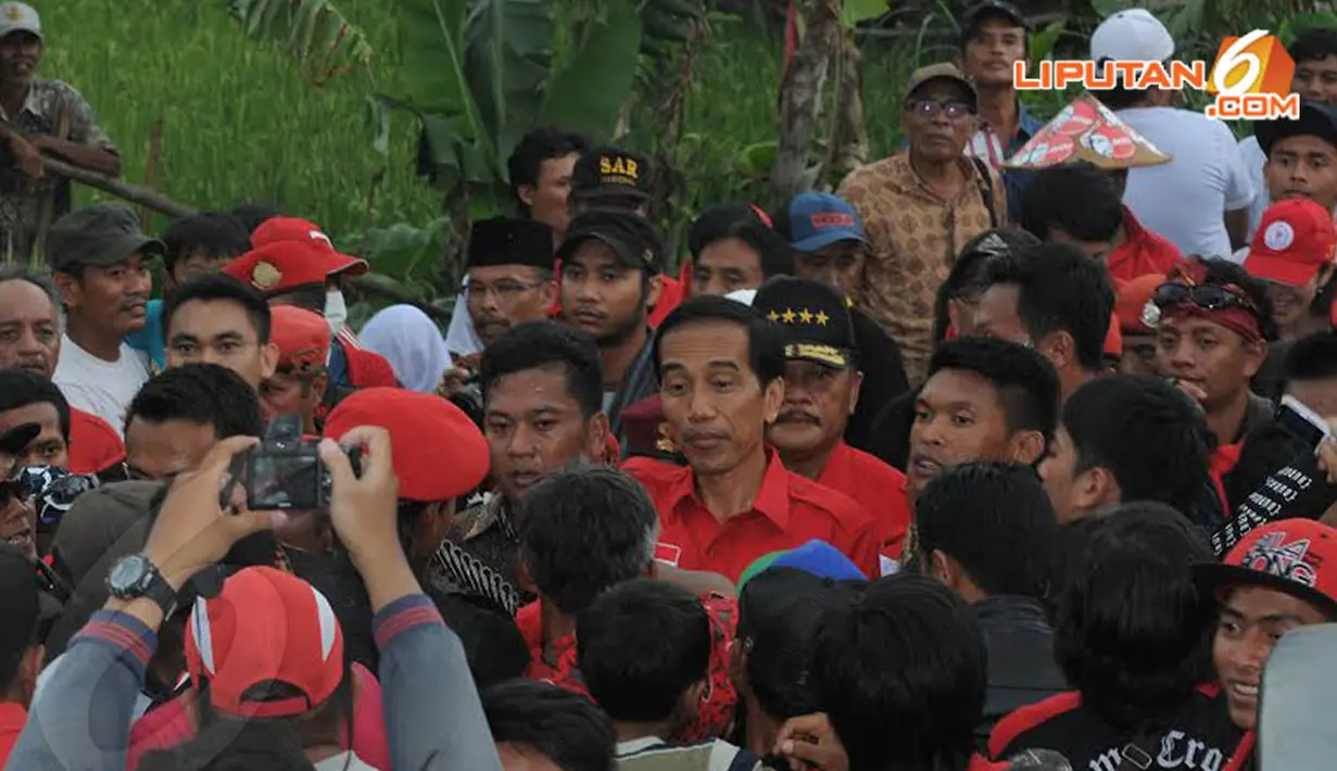 Dengan pengawalan ketat, bakal Capres PDIP, Joko Widodo tampak memasuki lapangan (Liputan6.com/Herman Zakharia) 