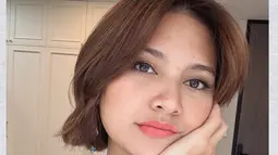 Tidak ketinggalan, Arie Kriting pun turut mengunggah potret terbaru sang istri dalam media sosial Instagramnya. Dalam unggahannya, Arie menyebut sosok belahan jiwanya ini tampil semakin cantik dengan rambut bondol berwarna coklat. Kesan warna coklat ini membuat wajahnya terlihat semakin bersinar. (Liptuan6.com/IG/@indahpermatas)