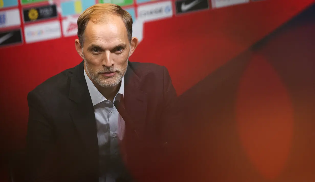 <p>Thomas Tuchel kini menjadi pelatih timnas Inggris. Meski berhasil meraih trofi bersama Chelsea, beberapa kebijakan transfernya menuai kontroversi. Tuchel kerap melepas pemain Inggris yang akhirnya bersinar di klub lain.</p>