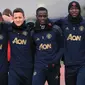 Pemain Manchester United, Antonio Valencia, Ander Herrera, Eric Bailly, Romelu Lukaku dan Marcos Rojo saat mengikuti sesi latihan di kompleks Pelatihan Carrington, Inggris (11/12). MU akan melawan Valencia di Liga Champions. (AFP Photo/Lindsey Parnaby)