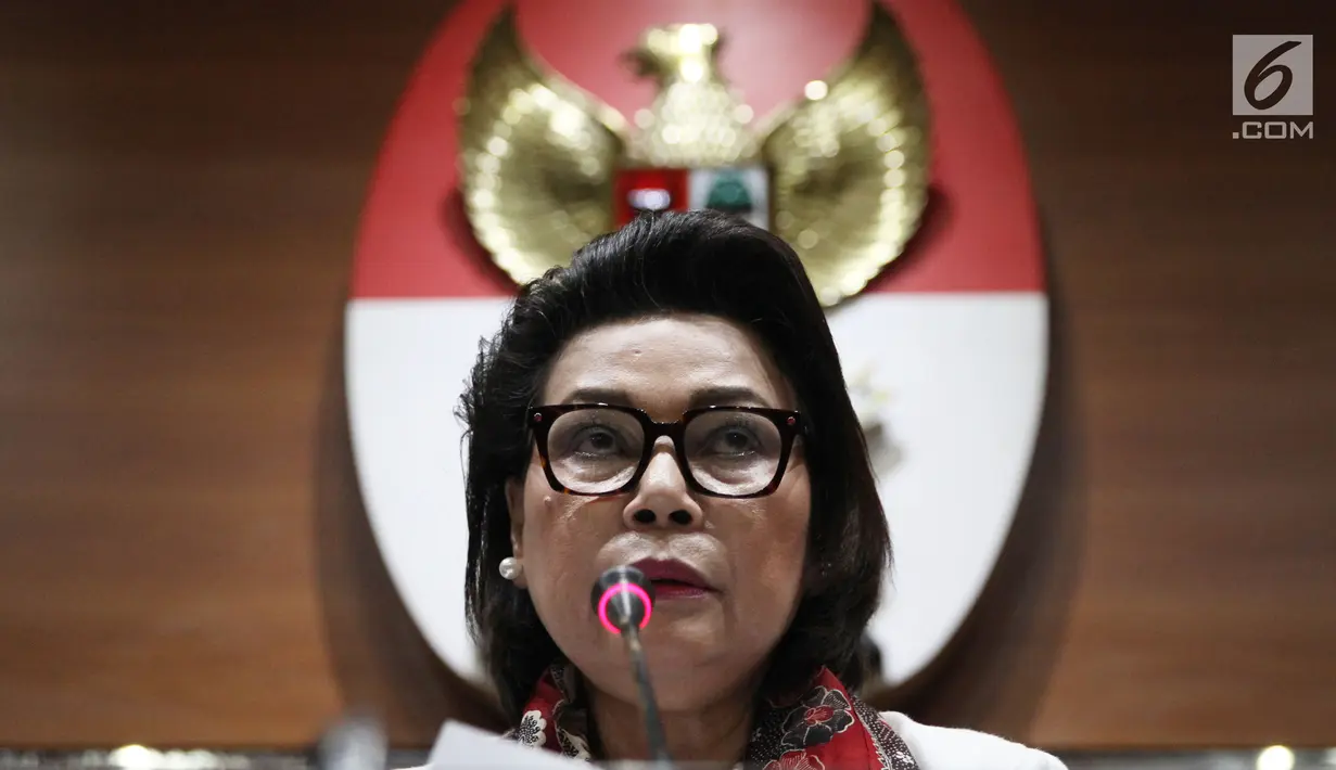 Wakil Ketua KPK Basaria Panjaitan saat konferensi pers di Gedung KPK, Jakarta, Senin (12/2). Marianus Sae dan Wilhelmus Iwan Ulumbu diduga terlibat suap sejumlah proyek pembangunan jalan di NTT. (Liputan6.com/Herman Zakharia)