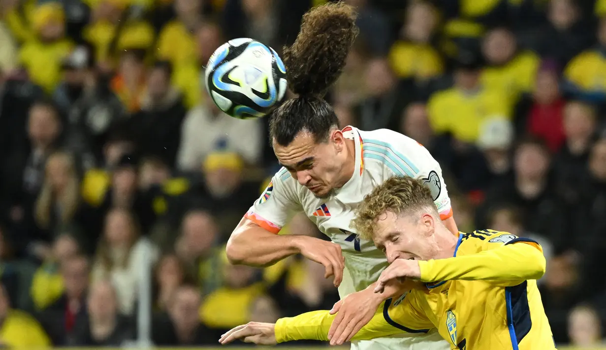 Bek Belgia Arthur Theate (Kiri) dan gelandang Swedia Samuel Gustafsson keduanya melompat untuk menyundul bola pada matchday pertama Grup F Kualifikasi Piala Eropa 2024 di Friends Arena, Sabtu (25/3/2023) dini hari WIB. (Photo by Jonathan NACKSTRAND / AFP)