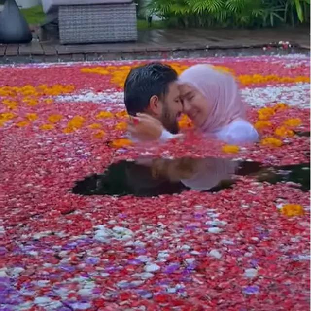 6 Potret Ammar Zoni dan Irish Bella Berenang di Kolam Bunga, Selalu Romantis