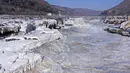 Foto dari udara pada 16 Desember 2020 memperlihatkan pemandangan musim dingin di tempat wisata Air Terjun Hukou di Provinsi Shaanxi, China. Air terjun Hukou menyuguhkan pemandangan musim dingin nan spektakuler saat suhu udara terus turun dalam beberapa hari terakhir. (Xinhua/Tao Ming)