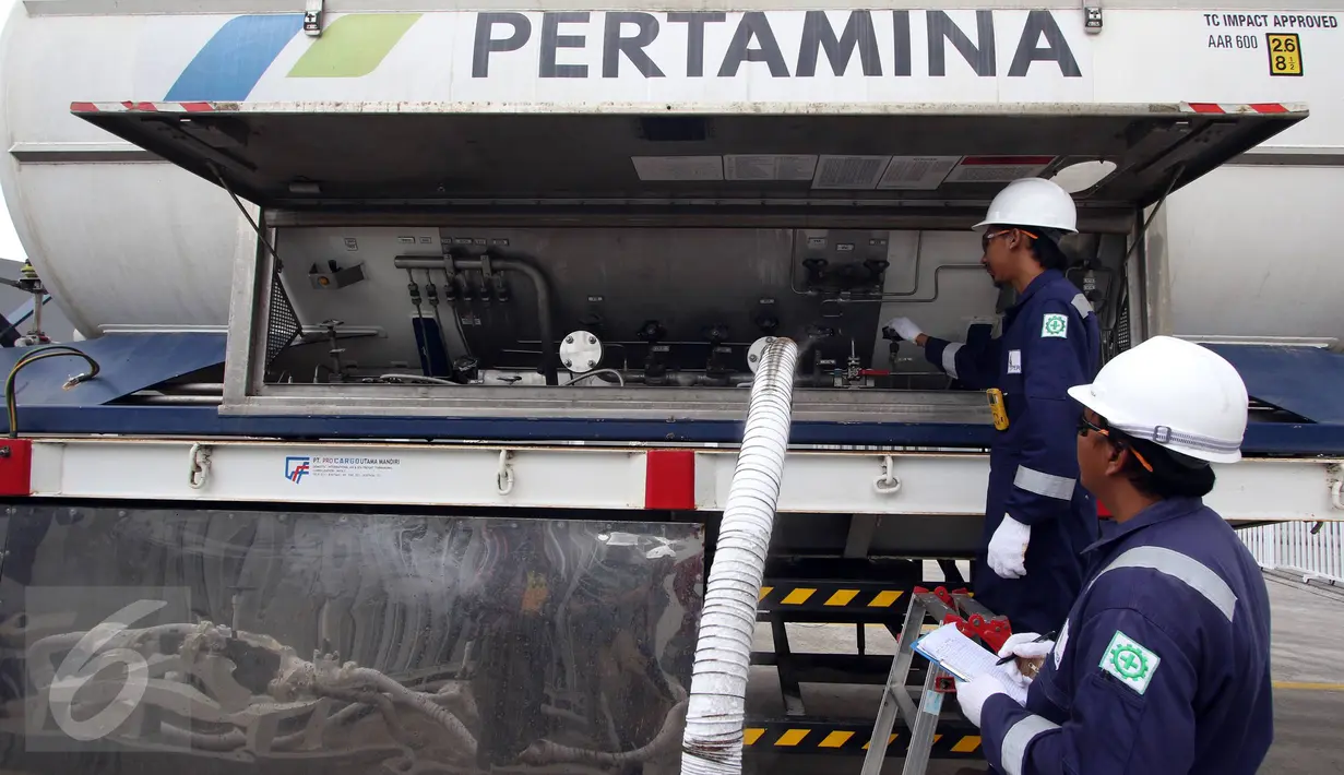 Petugas mengecek alat LNG di salah satu pusat perbelanjaan di Balikpapan, Kalimantan Timur, (27/10/2015).  Untuk mempertahankan komitmennya, PT. Pertamina Gas (Pertagas) menyalurkan LNG untuk kebutuhan mal besar. (Liputan6.com/Immanuel Antonius)