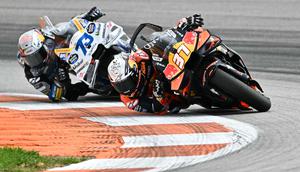 Pedro Acosta pada balapan MotoGP 2025. Tampak ia ada di depan Alex Marquez. (JOSE JORDAN / AFP)