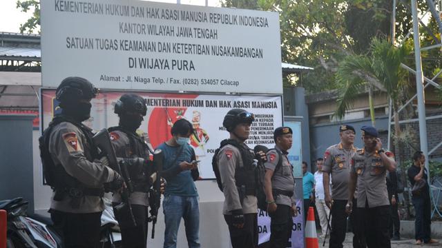 Pengamanan Dermaga Wijayapura, saat pemindahan napi dan tahanan terorisme dari Mako Brimob, Kelapa Dua ke Nusakambangan. (Foto: Liputan6.com/Muhamad Ridlo)