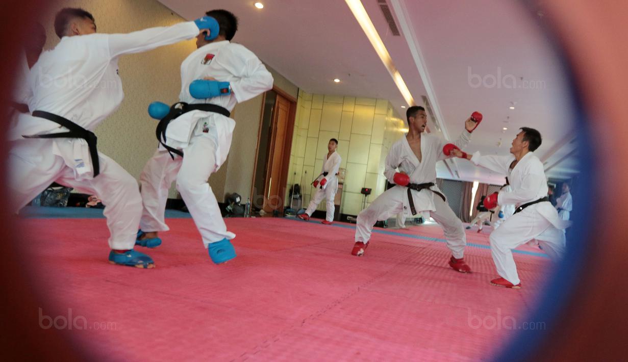 Karateka Indonesia berlatih sparring dengan untuk mematangkan teknik sebagai persiapan bertanding pada ajang SEA Games 2017 di The Belezza, Permata Hijau, Jakarta, Senin (07/8/2017). (Bola.com/Nicklas Hanoatubun)