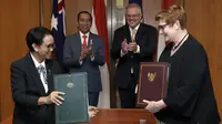 Presiden Joko Widodo bersama PM Australia Scott Morrison menyaksikan Menteri Luar Negeri Indonesia Retno Marsudi dan Menteri Luar Negeri Australia Marise Payne bertukar dokumen kerja sama usai ditandatangani di Gedung Parlemen di Canberra, Senin, (10/2/2020). (AP Photo/Rick Rycroft)