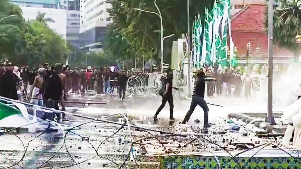 15 Demonstran Tolak UU TNI di Surabaya Ditangkap, 15 Polisi Luka-Luka