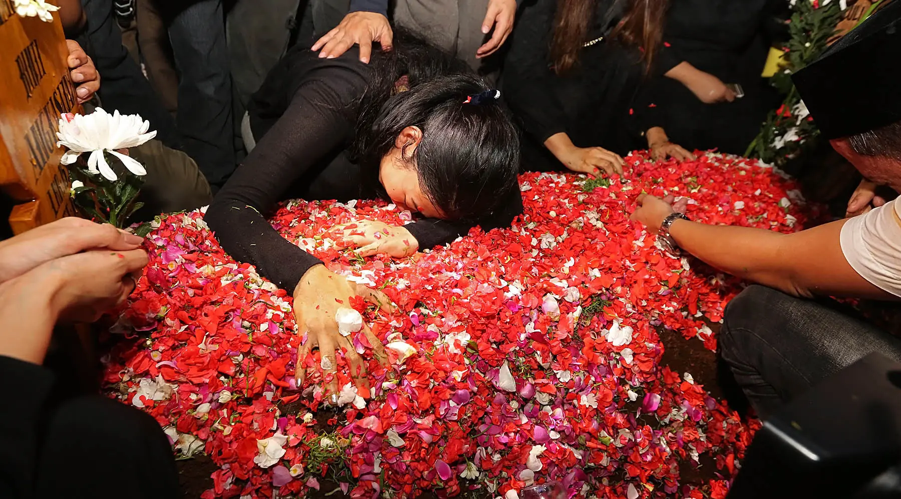 Suasana pemakaman Jupe Sabtu (10/6) sore tadi memang sangat terasa kesedihannya. Terlebih saat Eko Patrio memberikan sambutan sebagai perwakilan dari pihak keluarga. (Bambang E.Ros/Bintang.com)