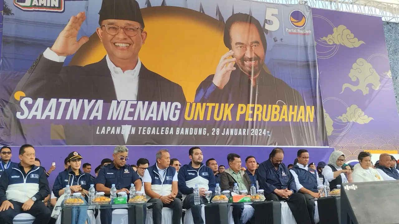 Ketua Umum (Ketum) Partai NasDem Surya Paloh mendampingi Calon Presiden (Capres) nomor urut 01 Anies Baswedan kampanye akbar di Kota Bandung, Jawa Barat (Jabar), Minggu (28/1/2024).