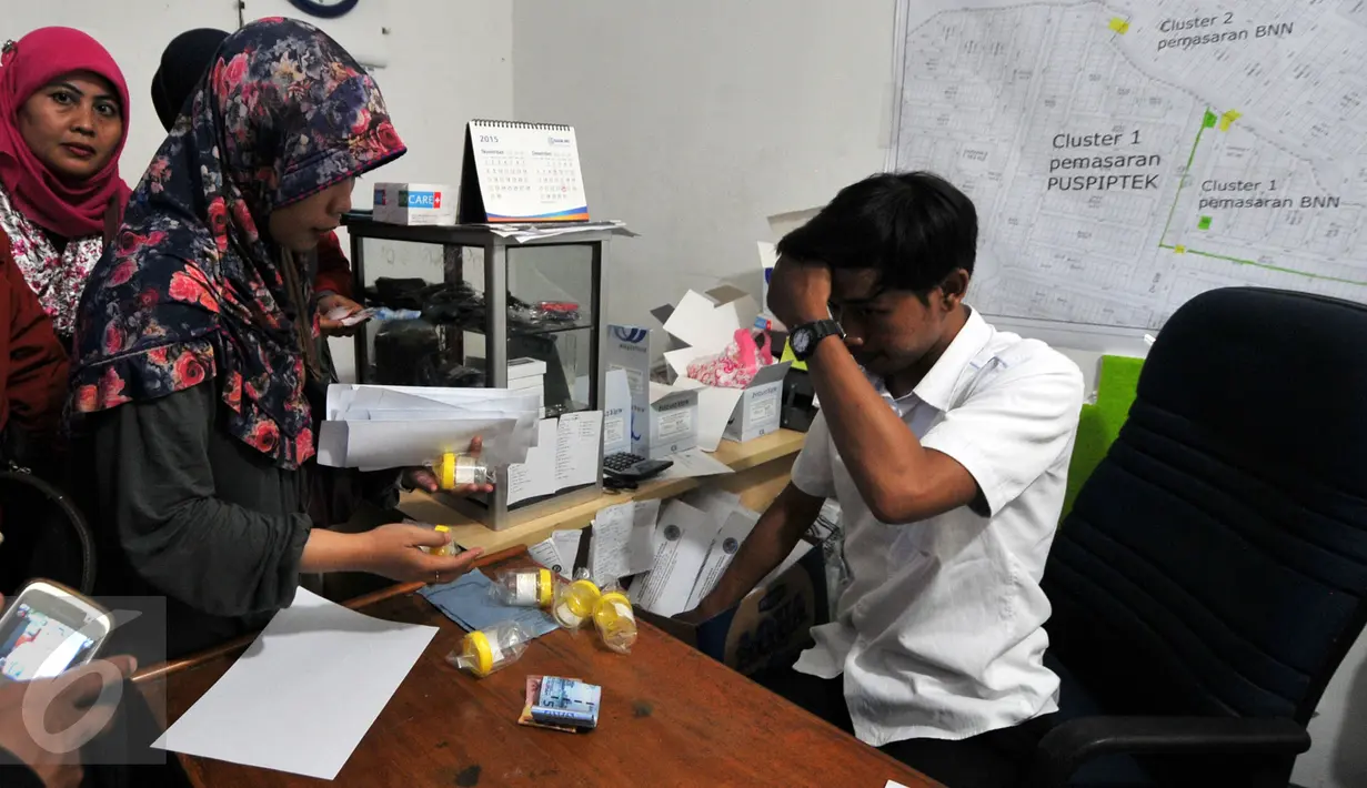 Petugas BNN saat melayani warga yang hendak melakukan tes bebas narkoba di Balai Laboratorium BNN, Cawang, Jakarta, Seni (28/12/2015). (Liputan6.com/Yoppy Renato)