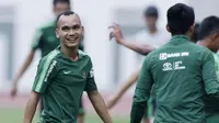 Pemain Timnas Indonesia, Riko Simanjuntak, saat mengikuti sesi latihan di Stadion Wibawa Mukti, Jawa Barat, Sabtu (3/11). Latihan ini merupakan persiapan jelang Piala AFF 2018. (Bola.com/M Iqbal Ichsan)